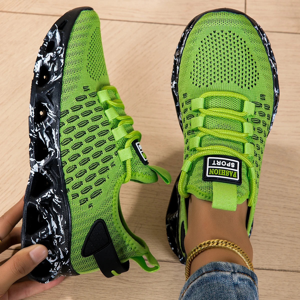 Lightweight Breathable Running Shoes For Men And Women With Mesh Upper